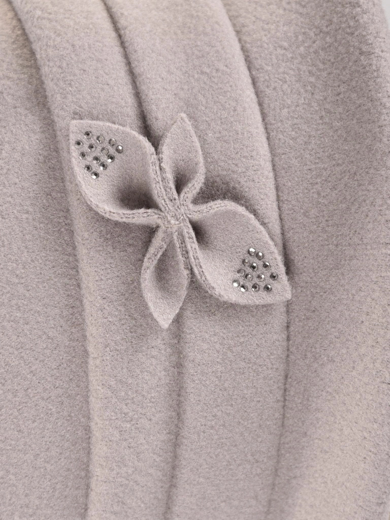Szary kapelusz damski cloche na zimę – eleganckie nakrycie głowy z ozdobnym kwiatem i błyszczącymi cyrkoniami 40907