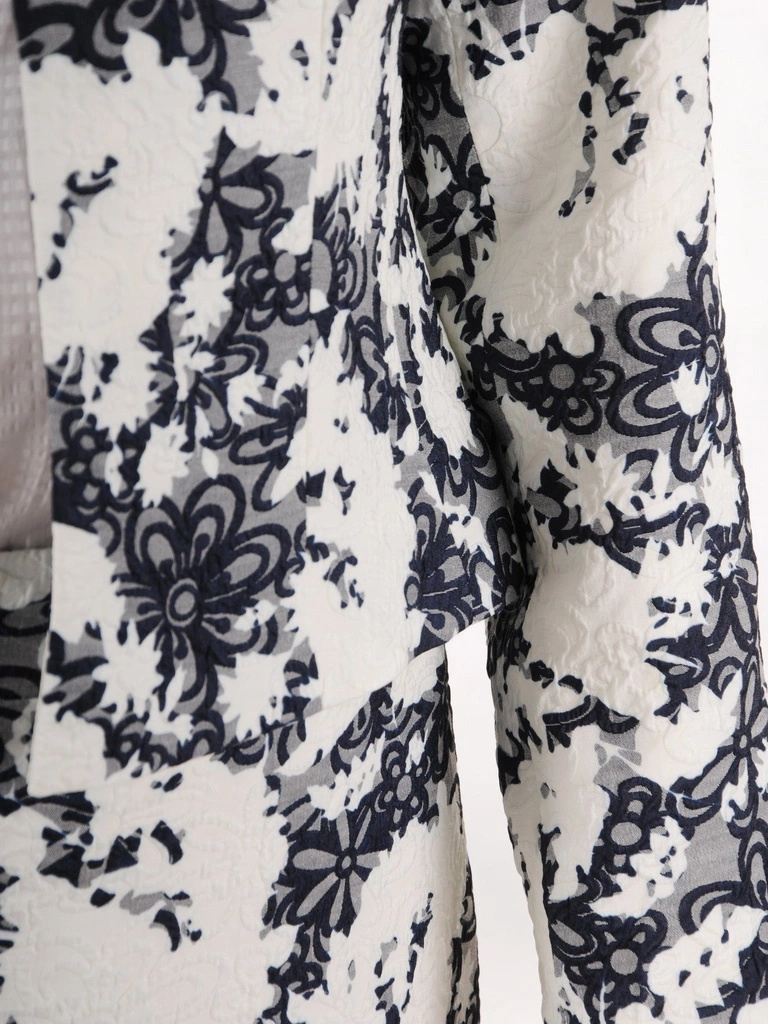 Prosta spódnica damska w kwiaty granatowo-biała – wysmuklający fason z eleganckim rozcięciem 36272