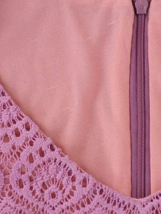 Elegancka sukienka na wesele wrzosowa midi – prosty fason pięknie wydłużający sylwetkę 7084