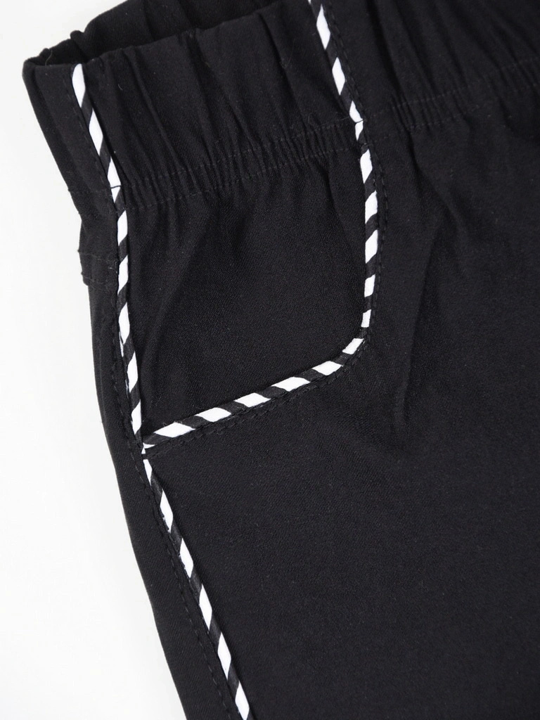 Czarne cygaretki damskie plus size z kontrastowymi lampasami – wysmuklające fasonem, z wygodną gumką w pasie 35145