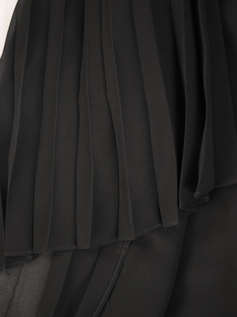 Elegancka sukienka wizytowa midi czarna o prostym kroju – szyfonowe plisowane rękawy 34696