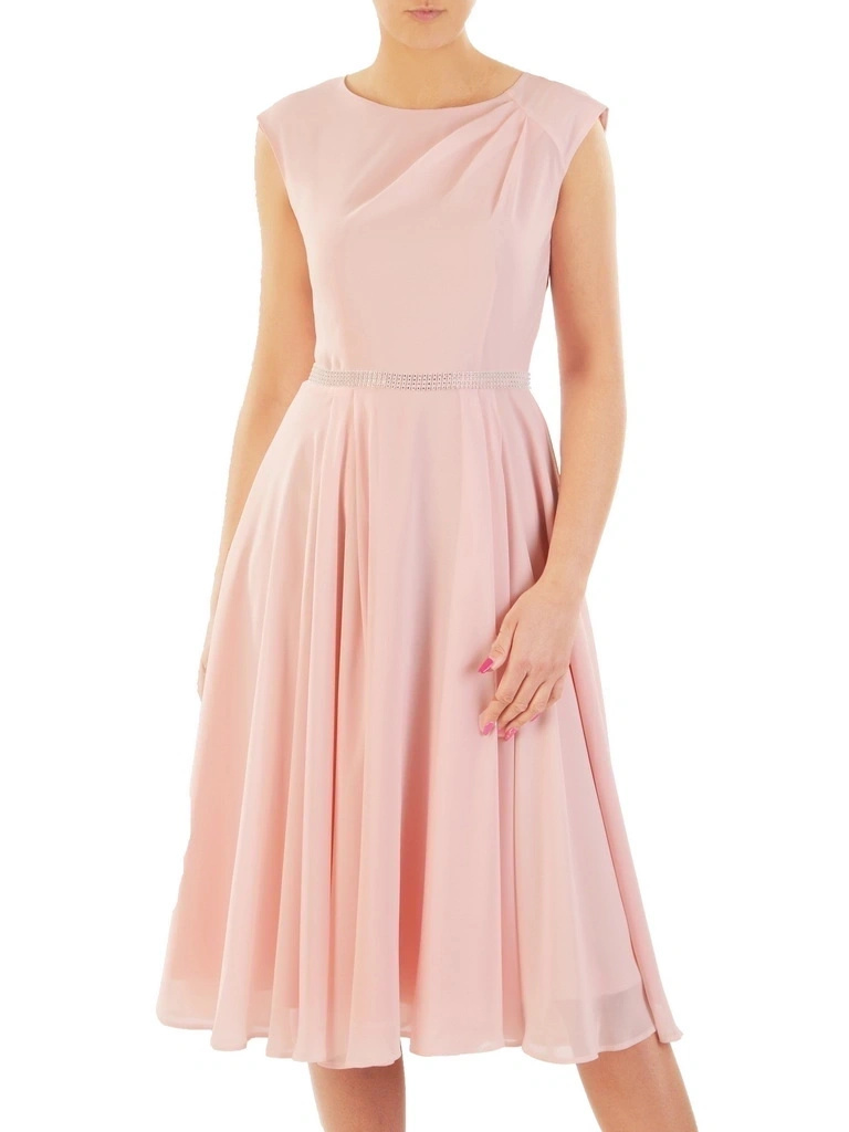 Elegancka sukienka rozkloszowana w pudrowym różu – cekinowy akcent w talii i kobiecy dekolt łódka 33425