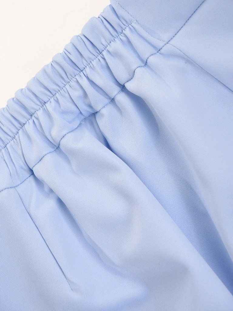 Elegancki kostium damski na wesele błękitny – proste spodnie i kopertowy krój z paskiem 41886