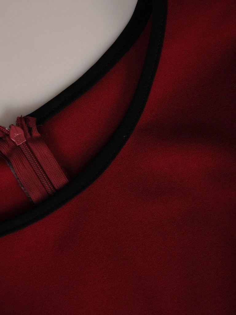 Prosta bordowa sukienka midi do pracy – pionowe zaszewki wyszczuplające sylwetkę i ozdobne troczki 18588