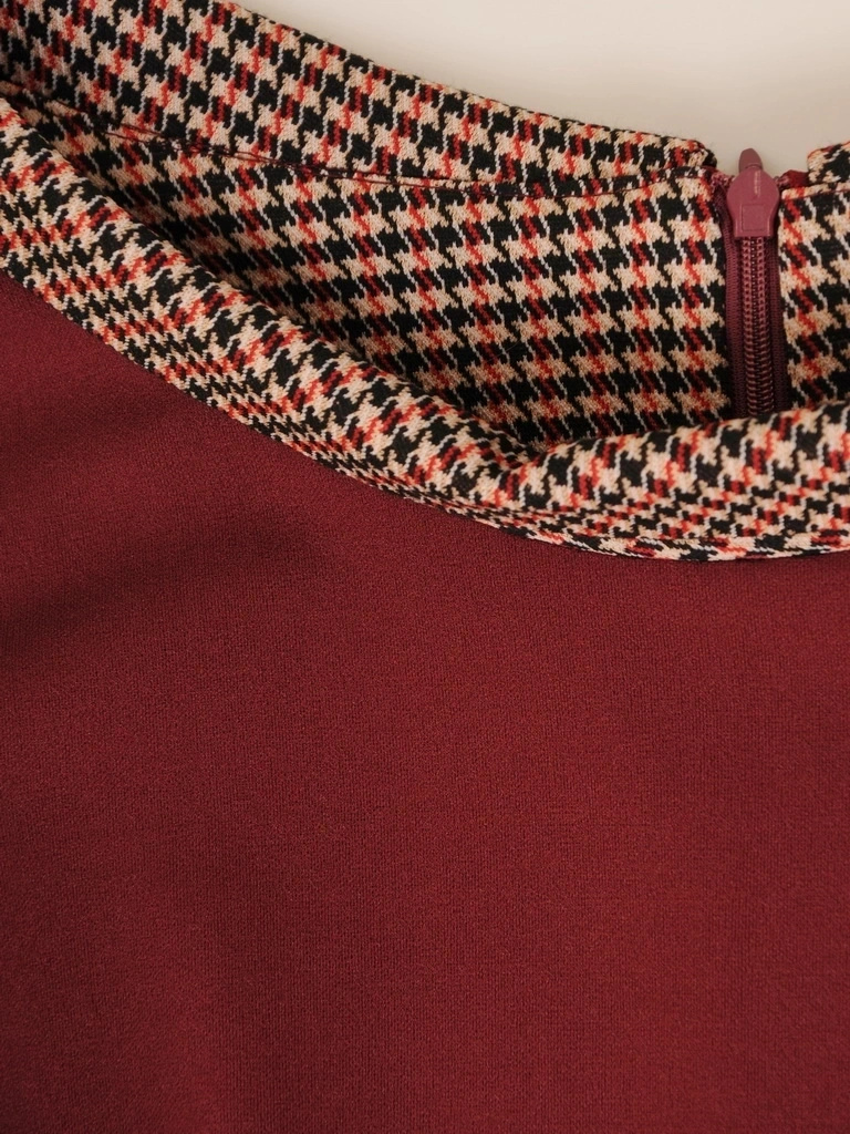 Elegancka wiśniowa sukienka midi z półgolfem – rozkloszowany fason z wysmuklającymi przeszyciami 34859