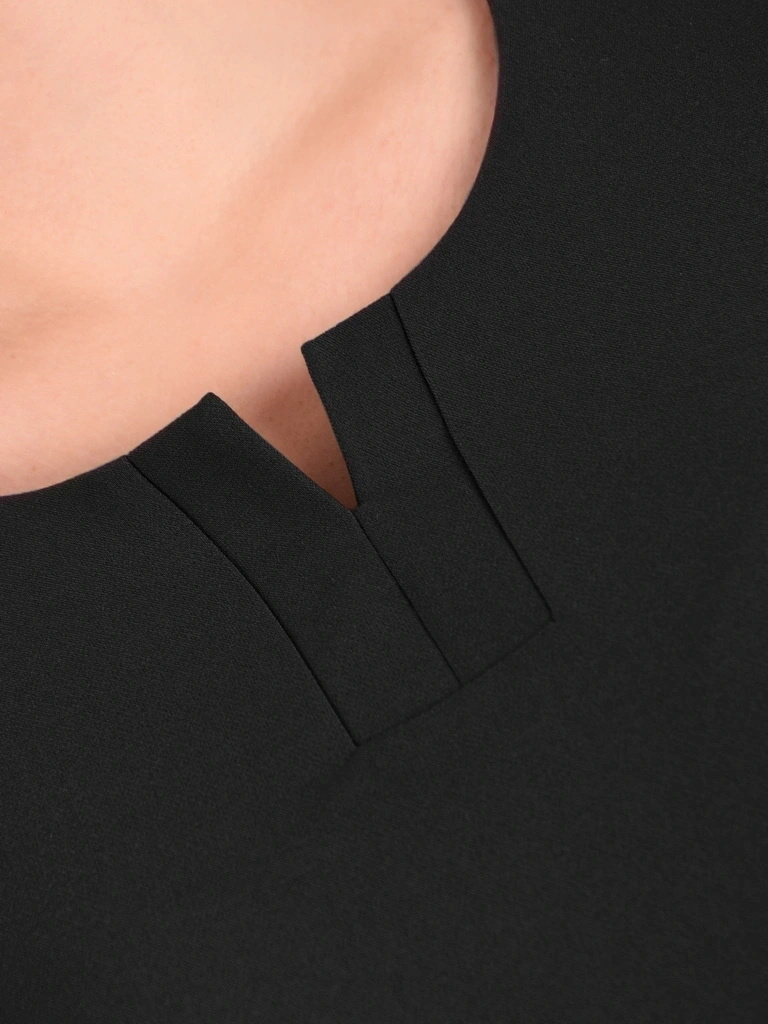 Elegancka czarna sukienka midi o prostym fasonie – modelujące sylwetkę przeszycia i rękaw 3/4 25766