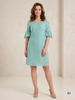 Elegancka miętowa sukienka trapezowa na przyjęcia – lekki fason z falbankami tuszujący biodra 20917