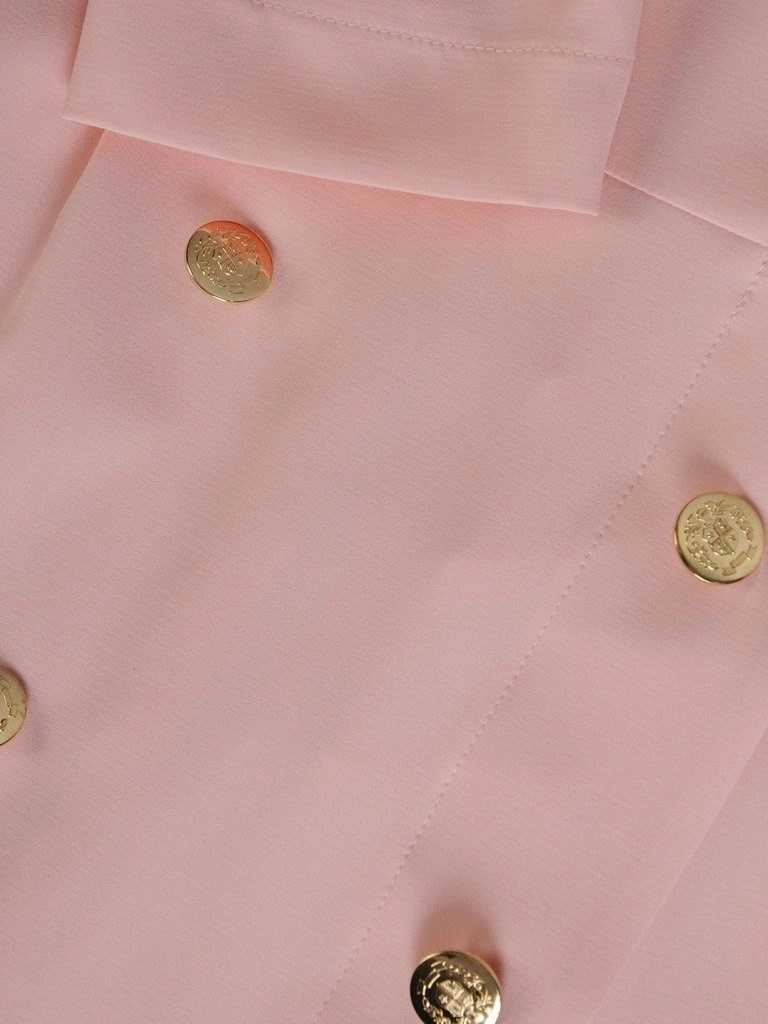 Elegancka sukienka wizytowa pudrowy róż – kopertowy fason z ozdobnymi guzikami 20033