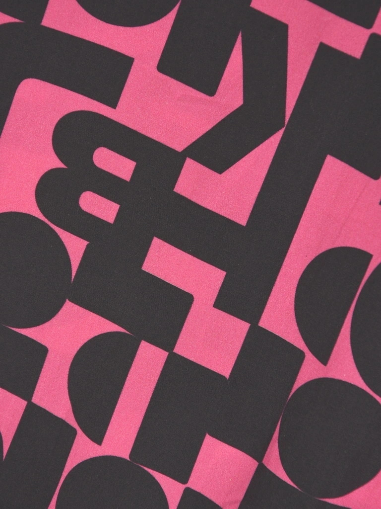 Rozkloszowana sukienka midi w amarantowy wzór – subtelnie podkreślające talię wiązanie i dekolt serek 41688