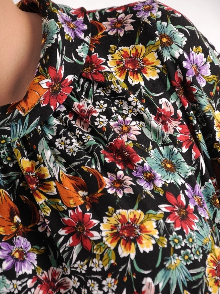 Jesienna sukienka rozkloszowana maxi w kwiaty – kobiecy krój ze stójką i elastyczną talią 38663