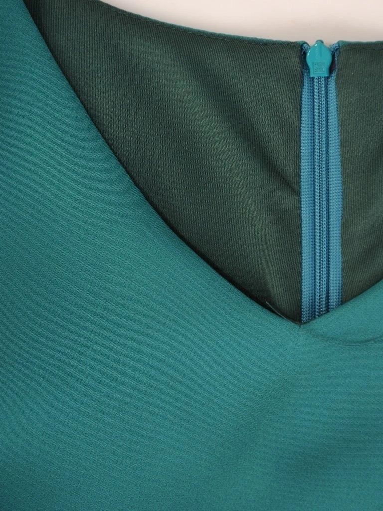 Zielona sukienka wizytowa do kolan – prosty fason optycznie wysmuklający sylwetkę 28753