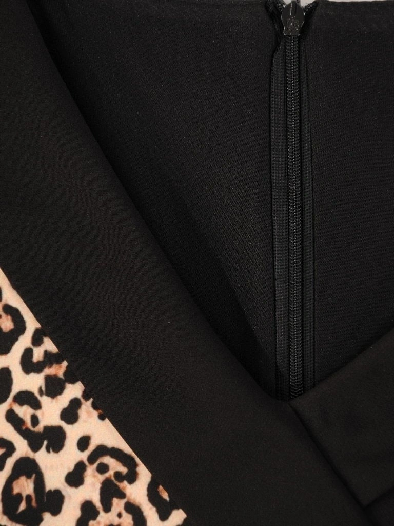 Prosta sukienka biurowa w panterkę midi z rękawem 3/4 – elegancki model z kołnierzykiem 23893