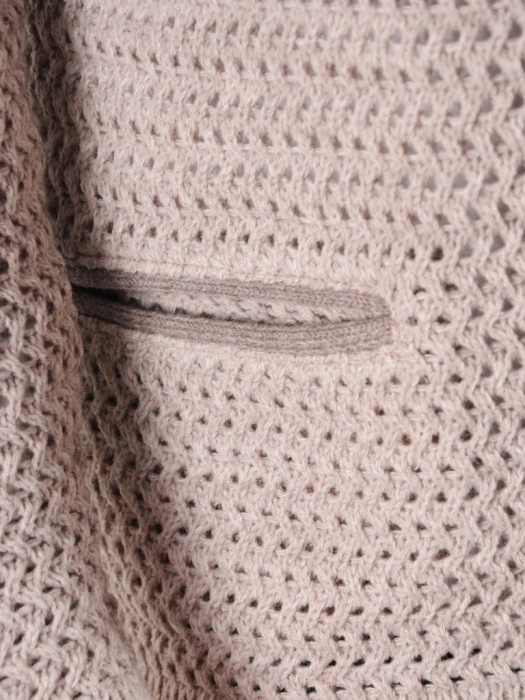 Beżowy sweter damski rozpinany na zamek – prosty krój z praktycznymi kieszeniami na jesień 38971