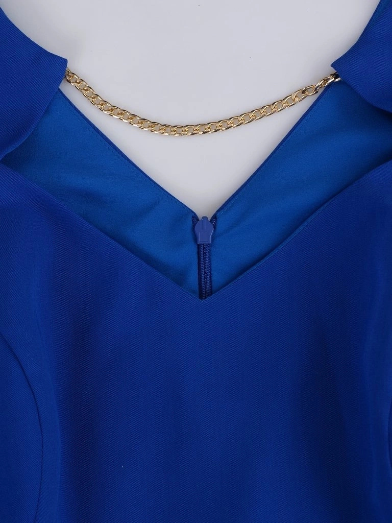Elegancka chabrowa sukienka rozkloszowana na andrzejki – dekolt w serek z biżuteryjnym łańcuszkiem 12559
