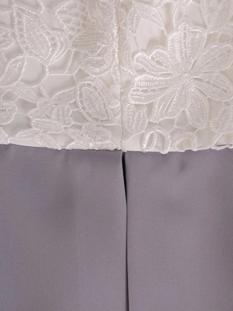 Elegancka popielata sukienka na wesele ołówkowa – z koronkowym akcentem i baskinką modelującą talię 19967