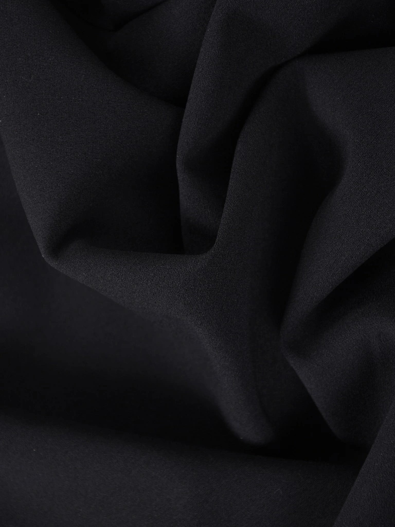 Elegancka czarna sukienka trapezowa midi – maskujący fason z efektowną koronką 41032