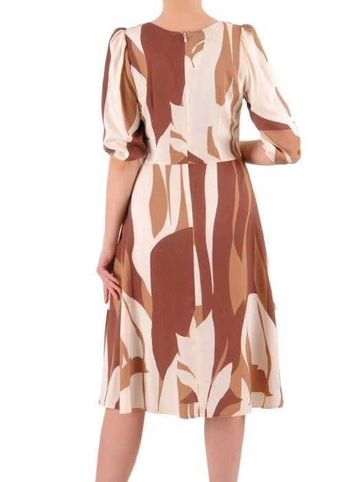 Jesienna sukienka rozkloszowana midi w odcieniach beżu i brązu – kobiecy krój tuszujący biodra 39758
