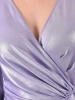 Elegancka suknia wieczorowa maxi w kolorze liliowym – prosty, kopertowy fason z ozdobną klamrą 39862