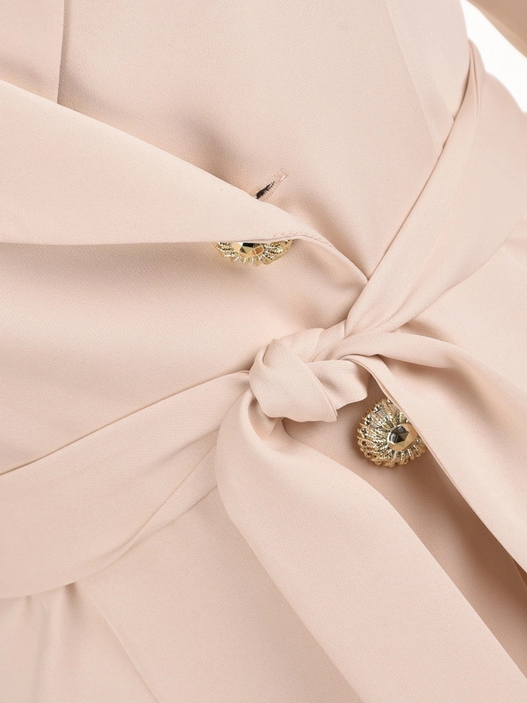 Jasnobeżowy komplet damski z krótkim żakietem i prostymi spodniami – elegancki na lato i wesele, z ozdobnymi guzikami 41905
