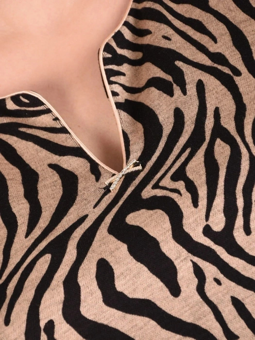 Elegancka bluzka wizytowa w zwierzęcy motyw – prosty fason z ozdobną broszką i dekoltem w serek 41077