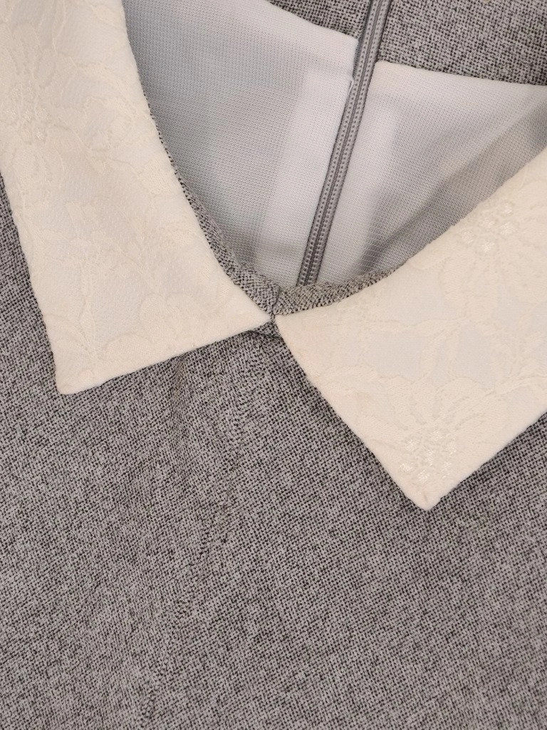 Elegancka szara sukienka trapezowa do pracy – stylowy krój z ozdobnym kołnierzykiem 10894