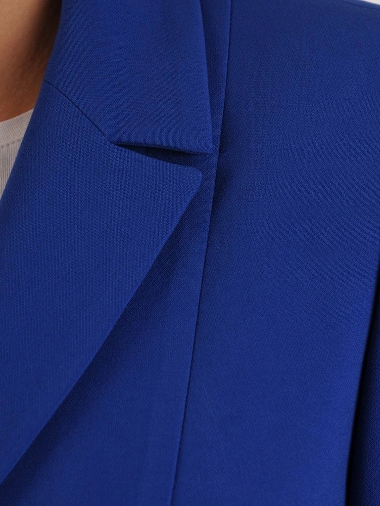 Elegancki komplet damski ze spodniami na wesele chabrowy – prosty fason z wysmuklającymi zaszewkami 24861