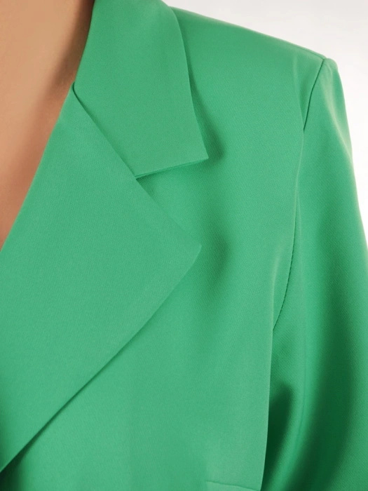 Elegancka zielona sukienka kopertowa midi – pionowe zaszewki wyszczuplające sylwetkę 36236
