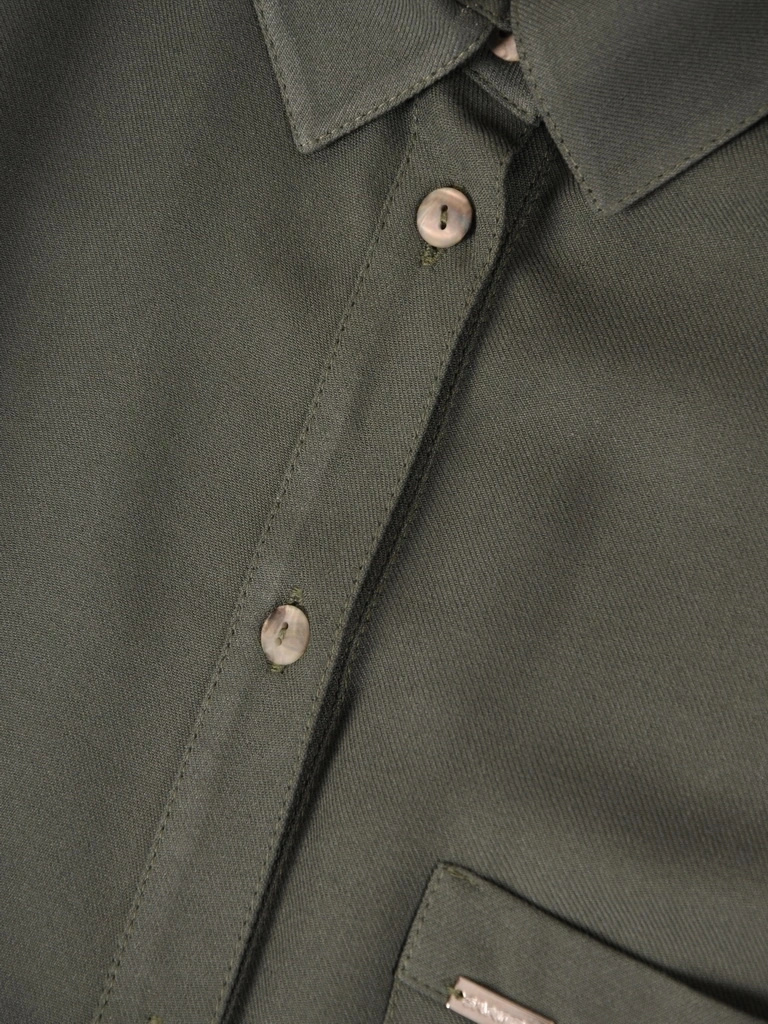 Elegancka wiskozowa koszula damska khaki – prosty krój z kieszenią maskujący biodra 39137