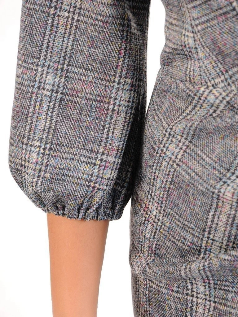 Elegancka szara sukienka w kratkę z dekoltem łódka – prosty fason wysmuklający sylwetkę 27599