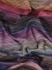 Wzorzysta sukienka w paski z dekoltem w serek – prosty fason ze swobodnym rękawkiem 14932