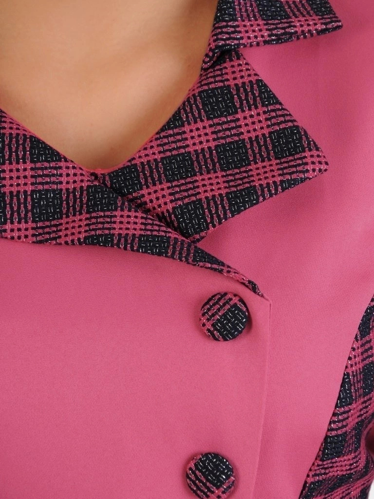 Elegancka sukienka wizytowa midi w kratę – prosty fason z dekoltem w serek i baskinką 28859