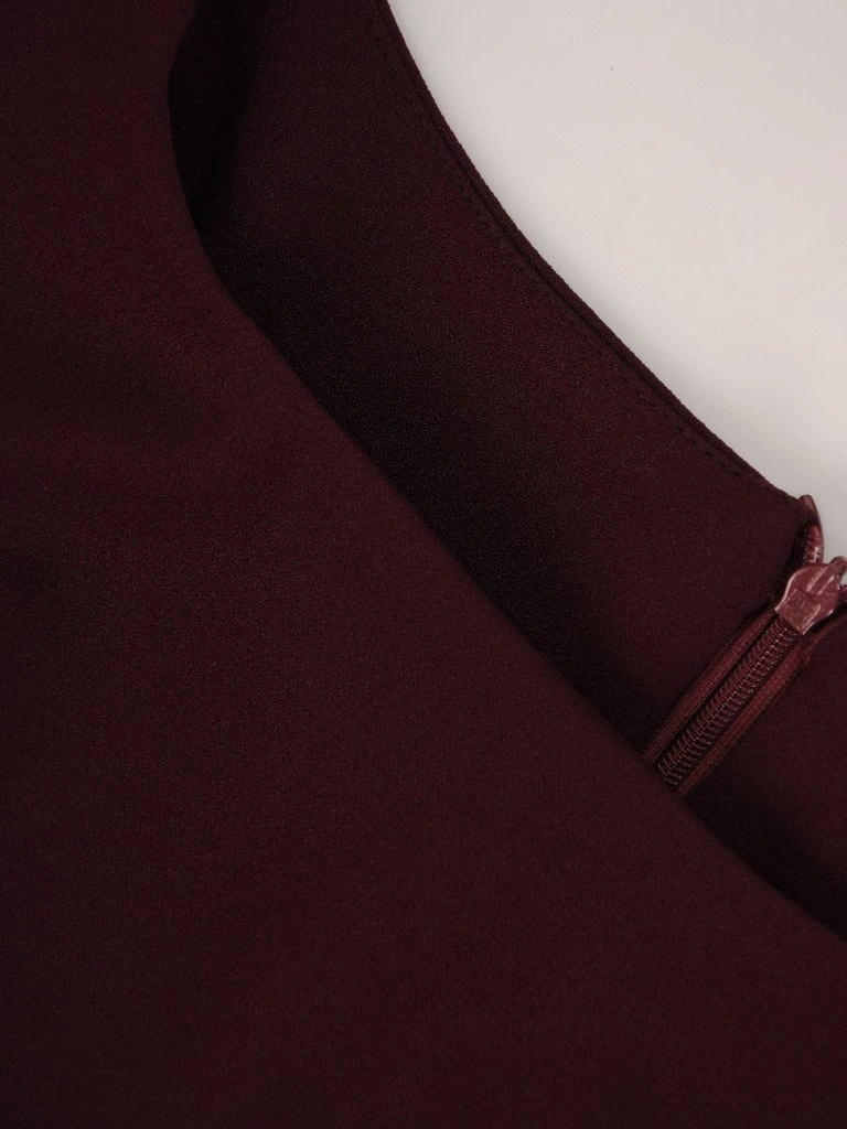 Śliwkowy komplet damski na wesele z narzutką – prosty fason wysmuklający sylwetkę 23155