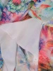 Wzorzysta sukienka trapezowa w kwiaty midi – elegancki dekolt serek i delikatne perełki 25352
