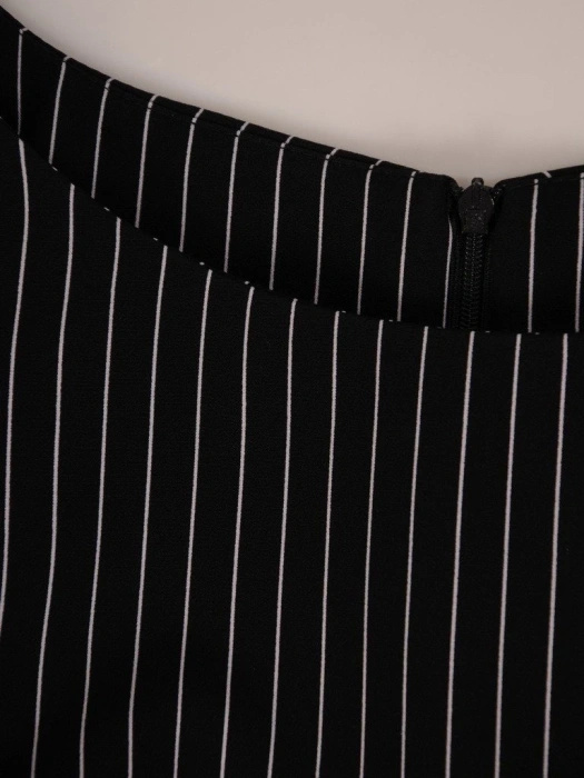 Elegancka sukienka wieczorowa w paski o prostym kroju – kobiecy dekolt łódka i ozdobne mankiety 21817