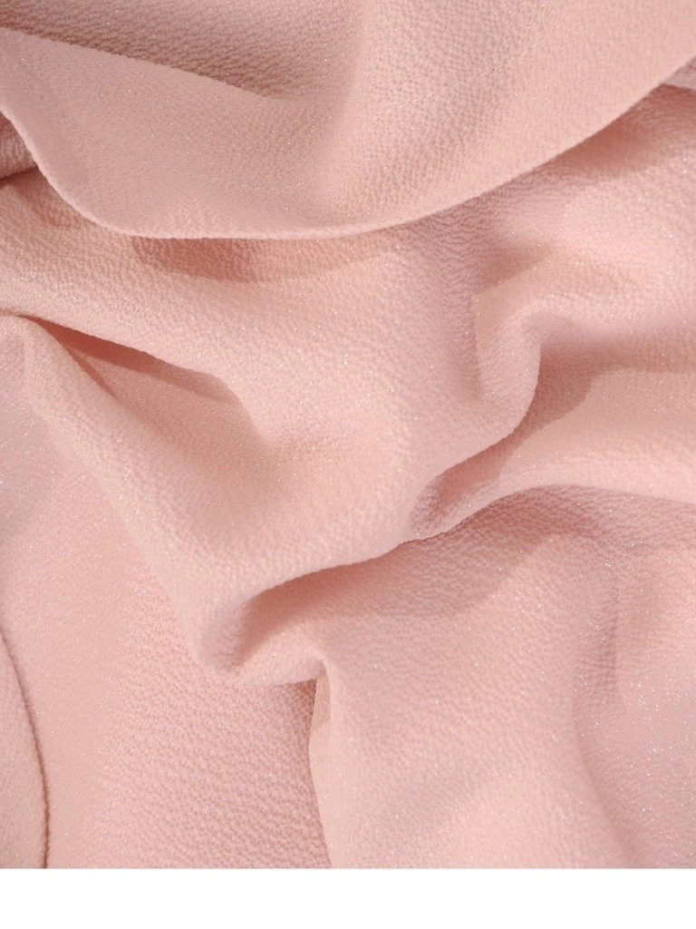Elegancka sukienka w kolorze pudrowego różu – prosty fason z pionowymi zaszewkami wyszczuplającymi 29032