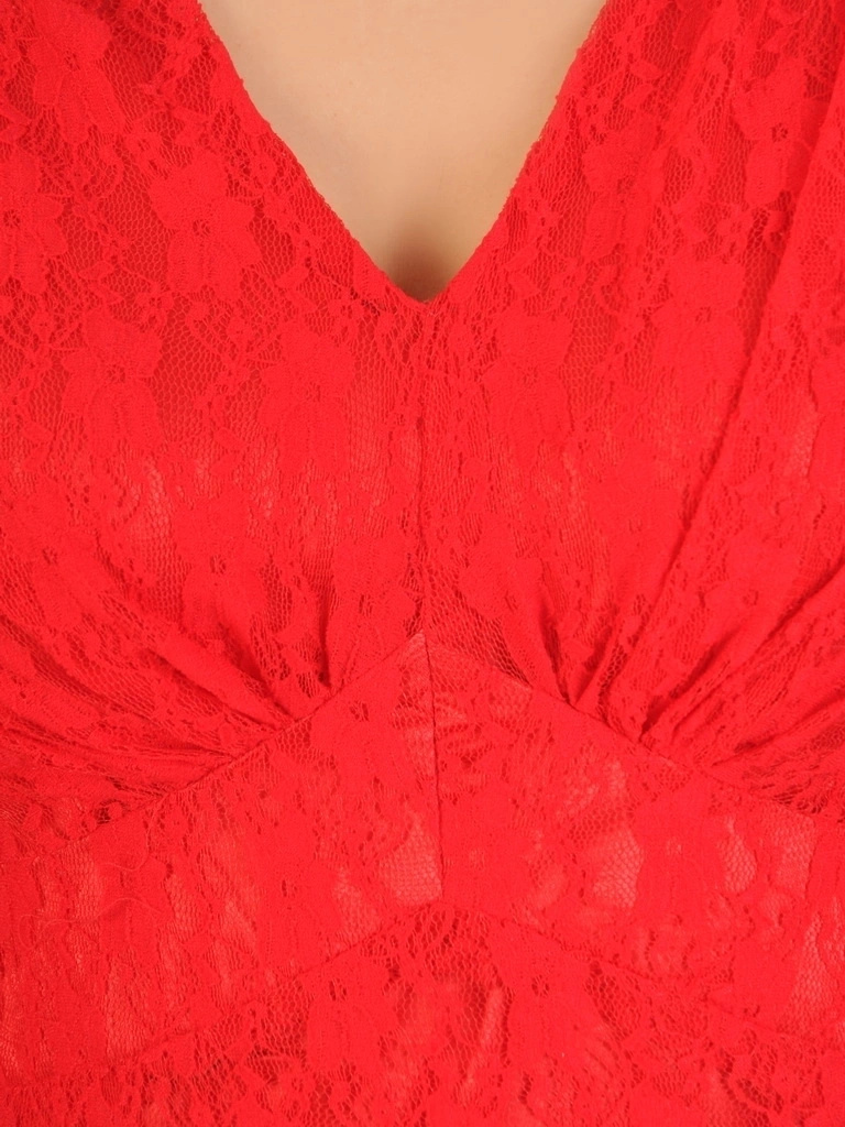 Rozkloszowana czerwona sukienka z koronką i dekoltem w serek – elegancka kreacja wizytowa tuszująca biodra 31897