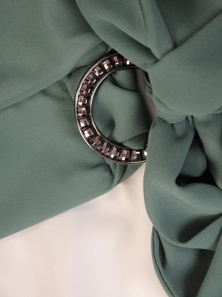 Elegancka sukienka wizytowa midi w kolorze zielonym – prosty fason z ozdobną klamrą wysmuklający sylwetkę 33081