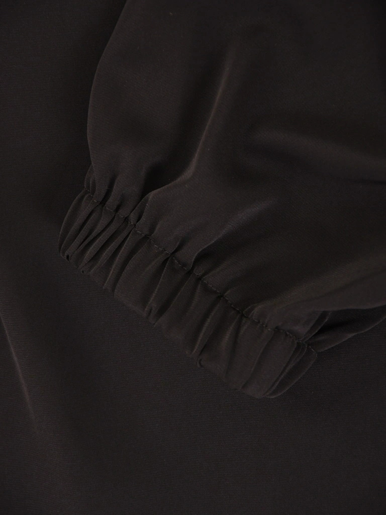 Elegancka bluzka damska wizytowa w czerni – prosty fason z falbanami przy rękawach 42095