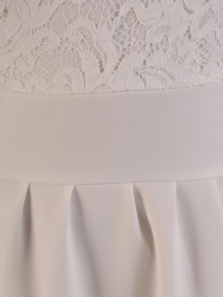 Elegancka sukienka maxi ecru rozkloszowana z dekoltem w łódkę – swoboda ruchów i głębokie rozcięcie 22919