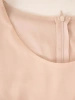 Beżowa sukienka wizytowa z rękawami kimono – prosty fason z błyszczącym akcentem 37784