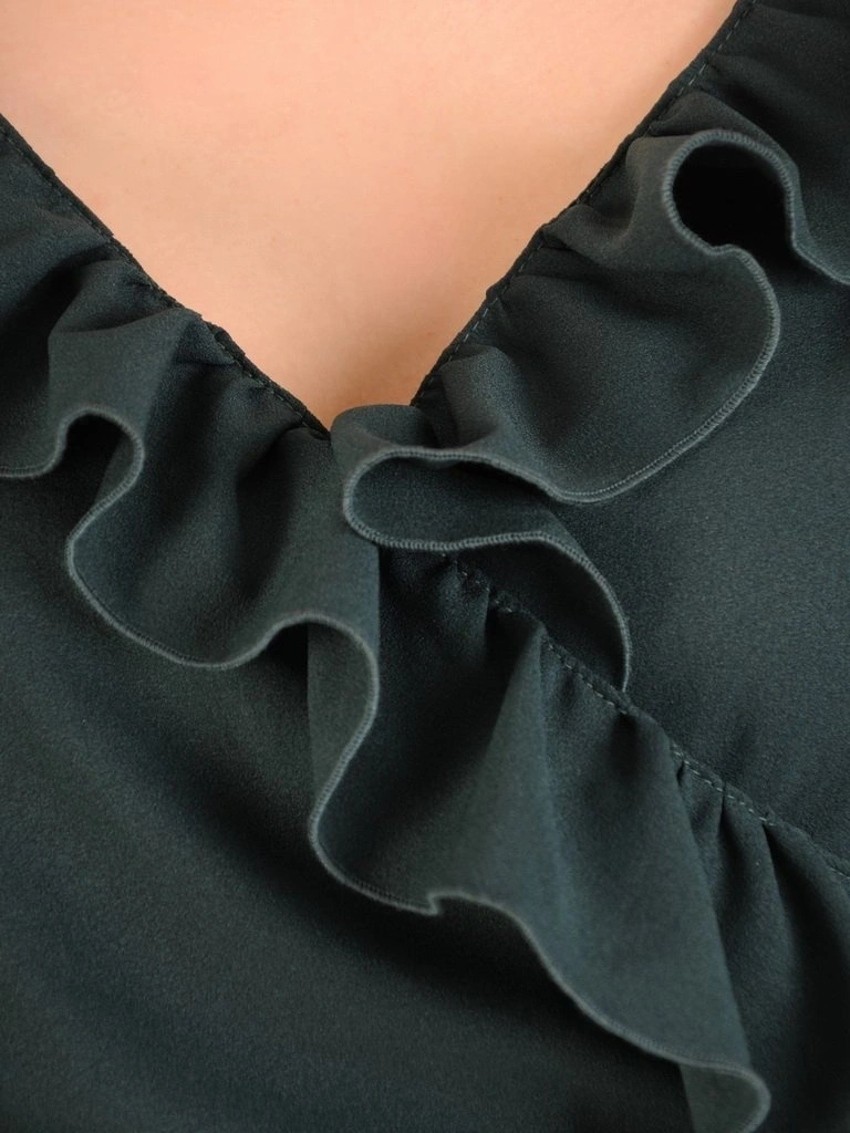 Elegancka sukienka maxi w odcieniu butelkowej zieleni – rozkloszowany krój wysmuklający figurę 29542