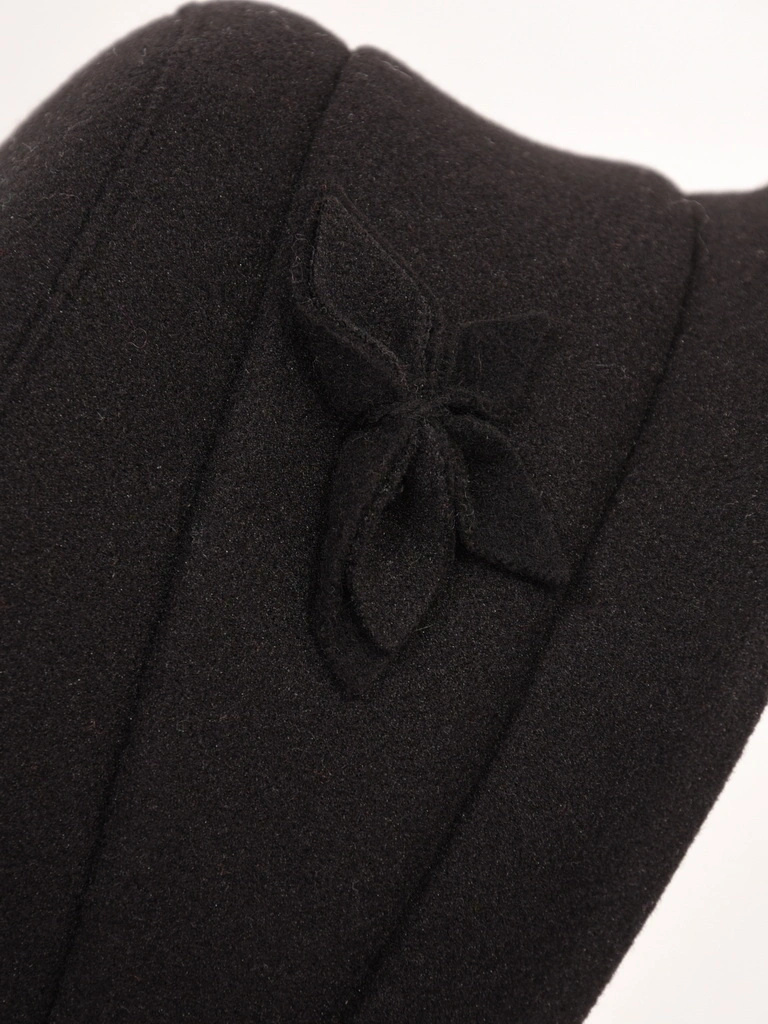 Elegancki kapelusz damski zimowy cloche – ocieplany model z wywiniętym rondem i ozdobnym akcentem 40524