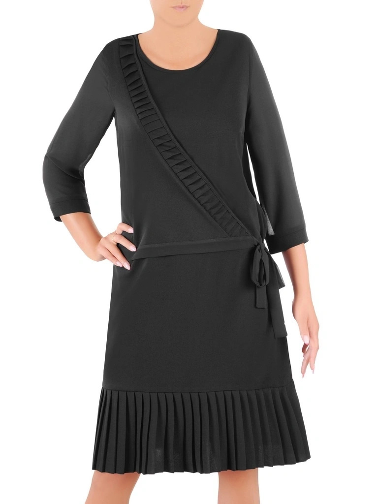 Elegancka sukienka trapezowa do kolan w czerni – szyfonowe rękawy 3/4 i ozdobne plisy 36605