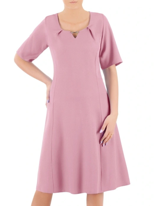 Elegancka liliowa sukienka trapezowa midi z wycięciem – swobodny fason z ozdobną broszką na lato 37899
