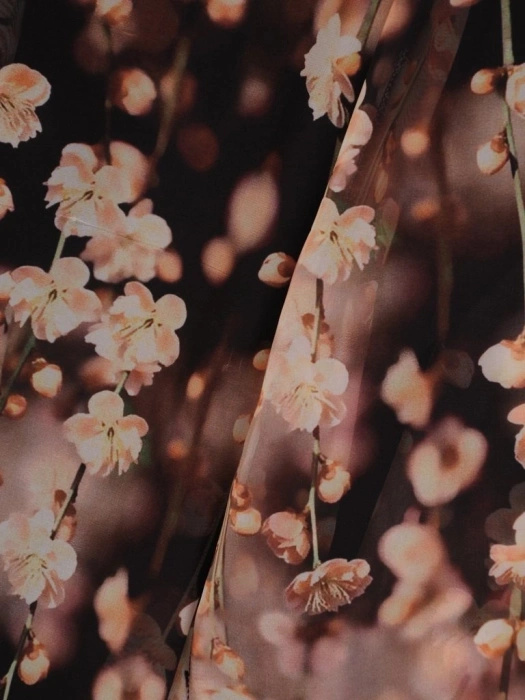 Zwiewna sukienka midi w floralny wzór na wesele – akcentujące talię wiązanie i dekolt kopertowy 26892