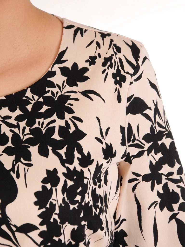 Elegancka bawełniana sukienka rozkloszowana w kwiaty – kobiecy fason z paskiem modelującym sylwetkę 28950