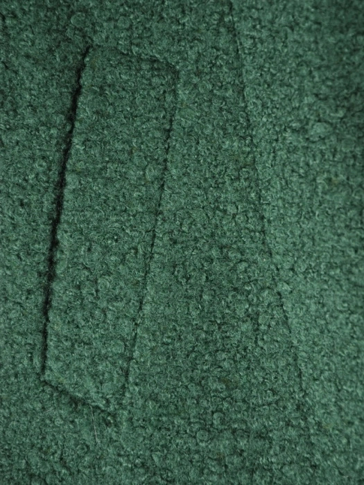Ciemnozielony płaszcz jesienno-zimowy na guziki – prosty krój z kieszeniami wysmuklający sylwetkę 36617