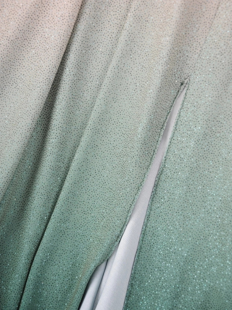 Butelkowo-zielona sukienka na wesele midi – rozkloszowana kreacja z błyszczącym akcentem i paskiem 36923