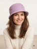 Fioletowy kapelusz damski cloche – ocieplany model z efektownym kwiatem 42371