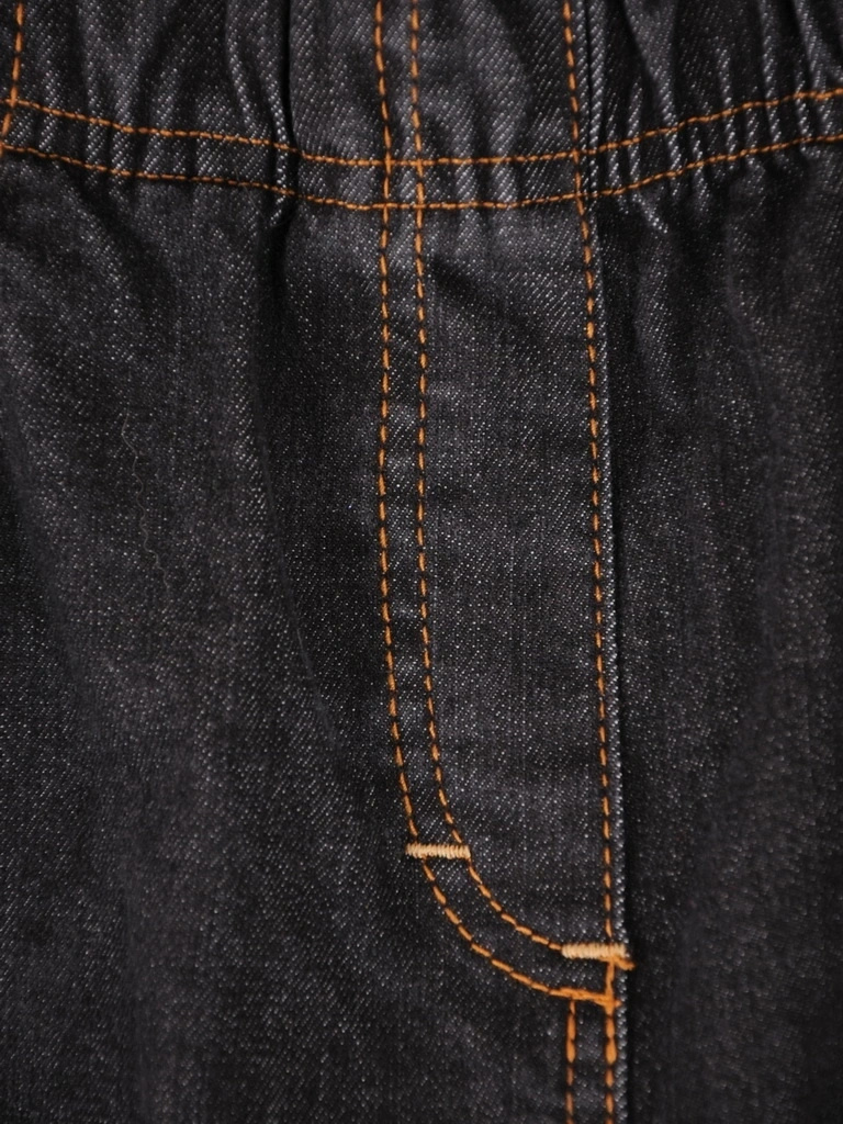 Dopasowane czarne spodnie jeansowe – wygodny model z gumką w pasie i kieszeniami 36558